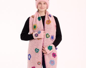 Conjunto de invierno rosa de ganchillo, bufanda de alpaca, gorro y guantes sin dedos.