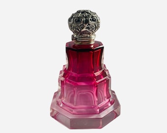 Impresionante frasco de perfume antiguo victoriano de plata con forma de pirámide y aroma a arándanos.