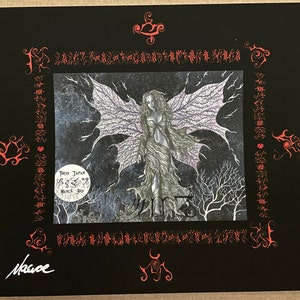 Puede incluir: Ilustración en blanco y negro de un hada con alas grandes, sobre un fondo de cielo estrellado oscuro. El hada está de pie en un bosque con árboles desnudos. El texto "Tokyo Japan March 3rd" es visible en la esquina inferior izquierda de la imagen.