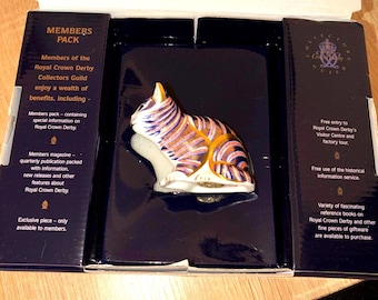 Royal crown derby Royal Crown Derby Collectors Guild Members Pack.  Sitting cat /kitten  with gold stopper