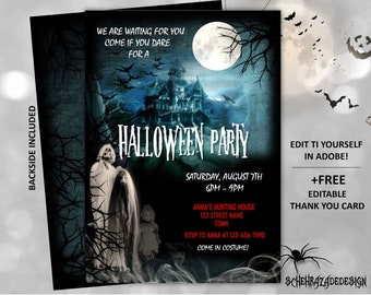Può includere: Un invito a una festa di Halloween con una casa infestata da fantasmi inquietante, una luna piena e un fantasma in primo piano. Il testo recita "We are waiting for you, come if you dare for a Halloween Party, Saturday, August 7th, 6pm-9pm, Anna's Hunting House, 123 Street Name, Town, RSVP to Anna at 123-456-7890, Come in Costume!" L'invito include anche il testo "Edit ti yourself in Adobe! +Free Editable Thank You Card, Schehrazadesign."