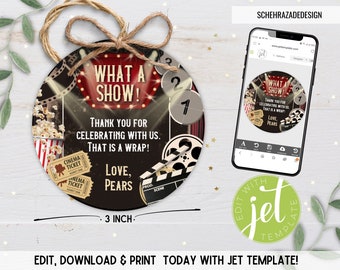 Op de afbeelding: Een ronde, printbare feestfavorietentag met een filmthema, met een diameter van 7,6 cm. De tag heeft een rood-witte marquee-bord met de tekst "What a Show!" en een zwart-witte filmrol. De tag bevat ook een popcorn-emmer, bioscoopkaartjes en de tekst "Bedankt voor het vieren met ons. Dat is een wrap! Liefs, Pears."