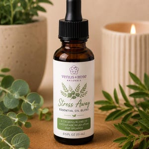 Puede incluir: Un frasco cuentagotas de vidrio marrón con una etiqueta blanca que presenta el texto Venus + Rose Naturals Stress Away Essential Oil Blend, a calming blend to encourage relaxation and balance, y 15 ml con una tapa cuentagotas negra.