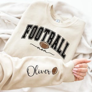 Custom voetbalshirt moeder met kindernaam op mouw, shirt Game Day Cheer, cadeau voetbal mama, gepersonaliseerd teamsweater