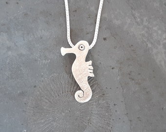 Kleines Seepferdchen an Silberkette