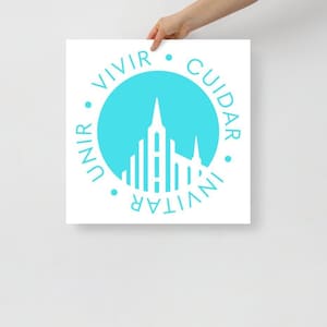 Op de afbeelding: Een witte cirkel met de woorden "Unir", "Vivir", "Invitar", "Cuidar" rond een blauwe cirkel met een wit silhouet van een kerkgebouw in het midden.