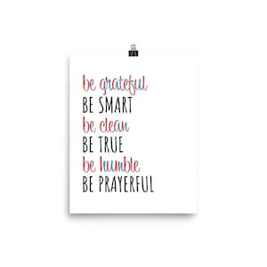 以下が含まれることがあります： 赤い文字と青い文字で「be grateful」「BE SMART」「be clean」「BE TRUE」「be humble」「BE PRAYERFUL」と書かれた白い印刷可能なポスターです。