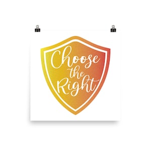 Op de afbeelding: Een geel en oranje schild met een witte omtrek en de tekst "Choose the Right" in witte cursieve letters.