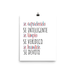 以下が含まれることがあります： 黒、赤、青の文字で「se agradecido SE INTELIGENTE se limpio SE VERIDICO se humilde SE DEVTO」と書かれた白い印刷可能なポスターです。