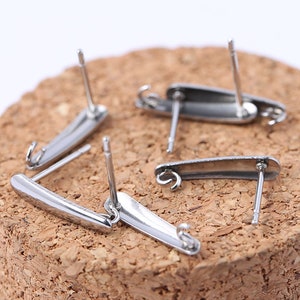 50pcs Chirurgia Inacciaio Inacciaio Bezel Ocheri Borchie, 4mm/ 6mm Ball Ear Needles , No allergico Orecchiere Post, orecchini fai da te Orecchini Post