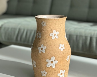 Handmade Ceramic Daisy Vase: Speckled Tan Stoneware, Floral Decor