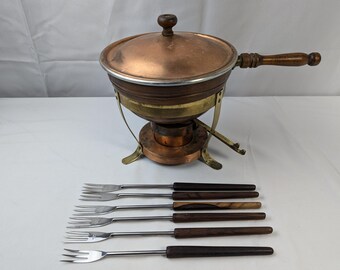Set per fonduta in ottone e rame. Forchette in acciaio inox dalla Francia.