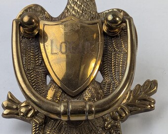 Aldaba de puerta antigua de latón macizo con águila y escudo