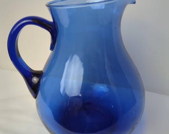 Pichet et 4 gobelets vintage en verre bleu cobalt soufflé à la main - France