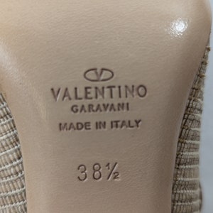 Puede incluir: Primer plano de la suela de un zapato beige con el texto "VALENTINO GARAVANI MADE IN ITALY" y la talla "38 1/2" impresa en &eacute;l.