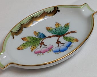 Plato de porcelana pintado a mano con forma de hoja de Herend, Hungría