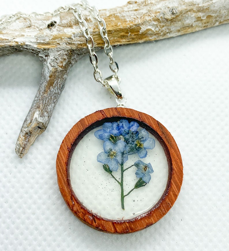 Chains pendant forget-my-not in round wooden frame Handmade handmade homemade from resin resin epoxy jewelry jewelry ladies woman