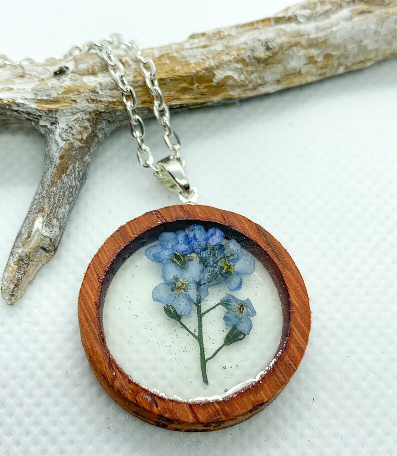Chains pendant forget-my-not in round wooden frame Handmade handmade homemade from resin resin epoxy jewelry jewelry ladies woman
