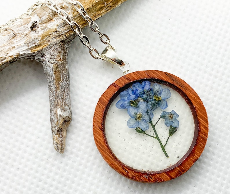 Chains pendant forget-my-not in round wooden frame Handmade handmade homemade from resin resin epoxy jewelry jewelry ladies woman