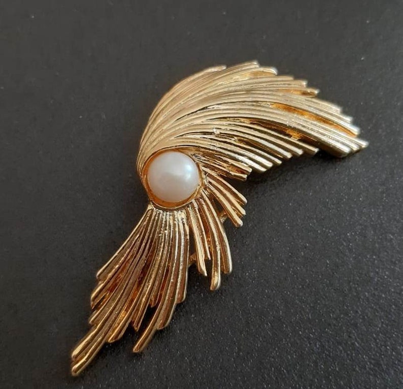 1950s brooch Vintage large pearl brooch Gold tone brooch Faux pearl pin Art nouveau pin