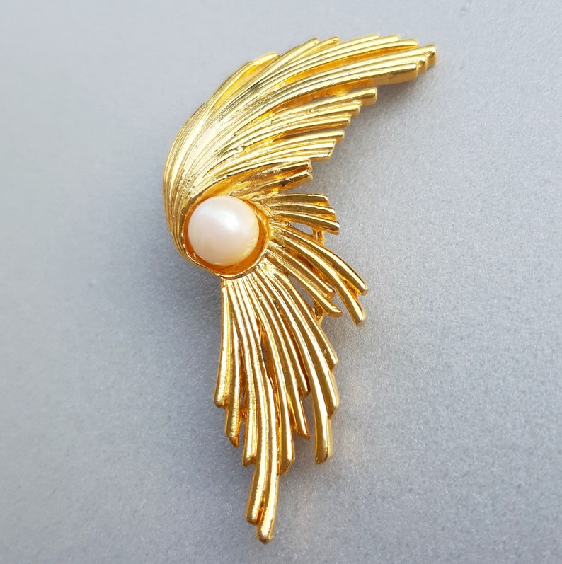 1950s brooch Vintage large pearl brooch Gold tone brooch Faux pearl pin Art nouveau pin