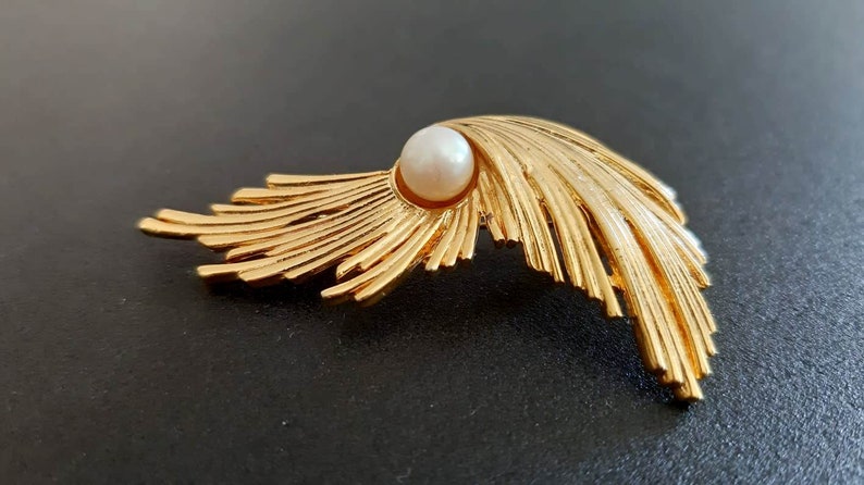 1950s brooch Vintage large pearl brooch Gold tone brooch Faux pearl pin Art nouveau pin