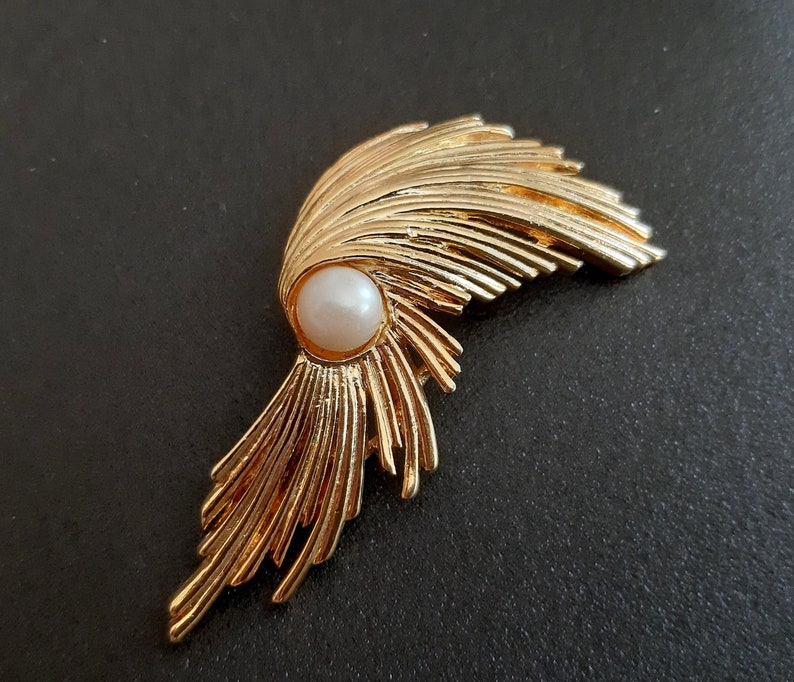 1950s brooch Vintage large pearl brooch Gold tone brooch Faux pearl pin Art nouveau pin