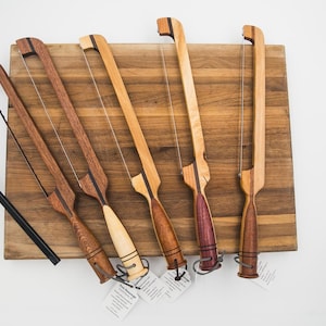 Brotmesser mit Gedrechseltem Griff und Wellenschliff der Klinge aus Edelstahl