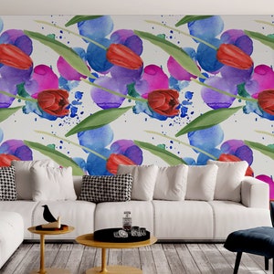 Bunte Tapete mit Aquarell-Tulpen und blauen und violetten Aquarellflecken, florales Wandbild zum Abziehen und Aufkleben, selbstklebend
