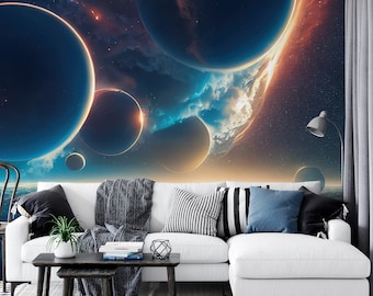Può includere: Un divano componibile bianco con cuscini a righe blu e nere davanti a un murale che rappresenta una scena spaziale astratta e colorata con pianeti e stelle.
