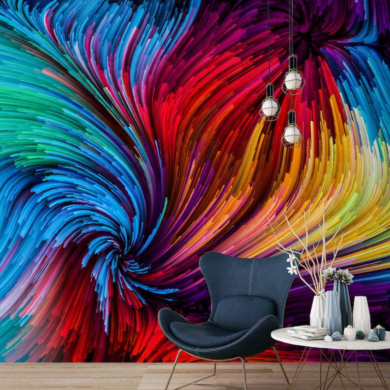 Pu&ograve; includere: Arte murale astratto con un motivo a spirale di linee colorate in tonalit&agrave; di blu, rosso, giallo, verde e viola. L'opera &egrave; esposta in un ambiente da salotto con una sedia e un tavolo.