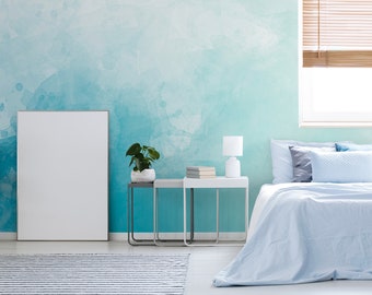 Puede incluir: Un dormitorio azul claro con un póster con marco blanco, una planta en una mesita de noche, una lámpara y una cama con ropa de cama y almohadas azules.