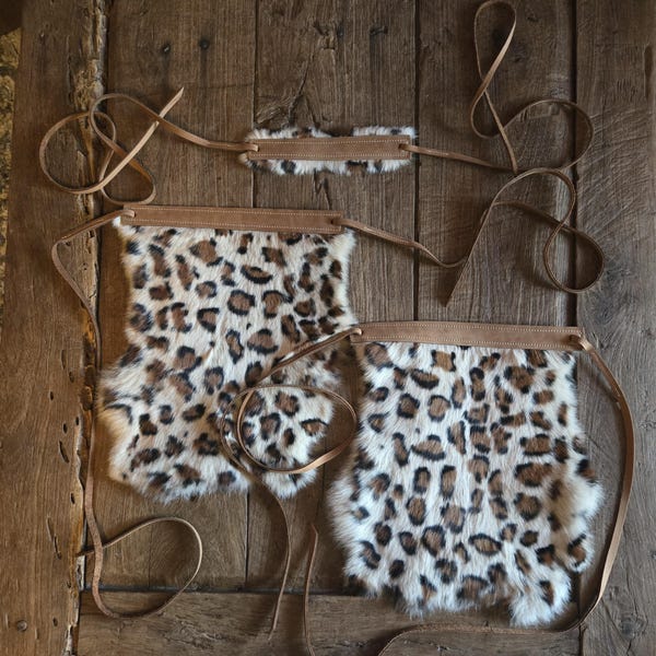 ¡Llévame a la jungla! ¡Este conjunto es genial! Brazalete de taparrabos hecho con piel de conejo teñida con estampado de leopardo, cuero curtido al aceite y gamuza. ¡Disfrútalo!