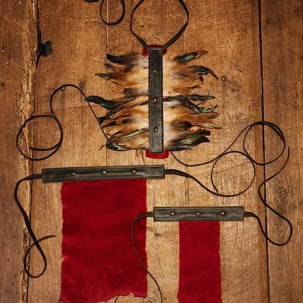 ¡SÍ! Un sexy conjunto de taparrabos con plumas, confeccionado con borrego rojo cereza, cuero curtido al aceite, ante dorado, hueso de búfalo y plumas. ¡Disfrútalo!