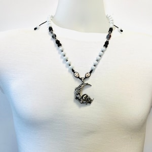 Collar Luna Creciente calavera de acero inoxidable en cristal Blanco perla y piedra natural hecho a mano