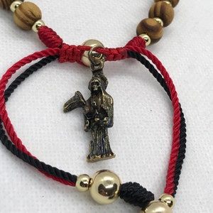 Pulsera Santa Muerte metal dorado rustico y bolas de oro laminado y madera 8mm