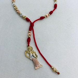 Santa Muerte Pulsera Denario oro laminado tres tonos hilo Rojo para protección