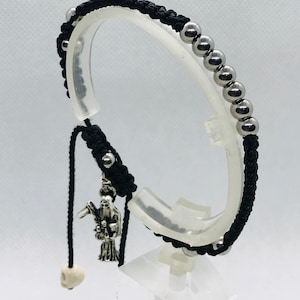 Pulsera Santa Muerte Plateada tejido negro y bolas de acero inoxidable