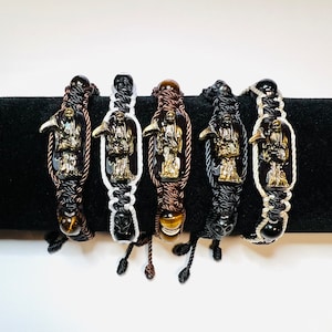 Pulsera de Santa Muerte metal dorado Rustica e imagen Santa Muerte negra hilo doble tejida reversibile