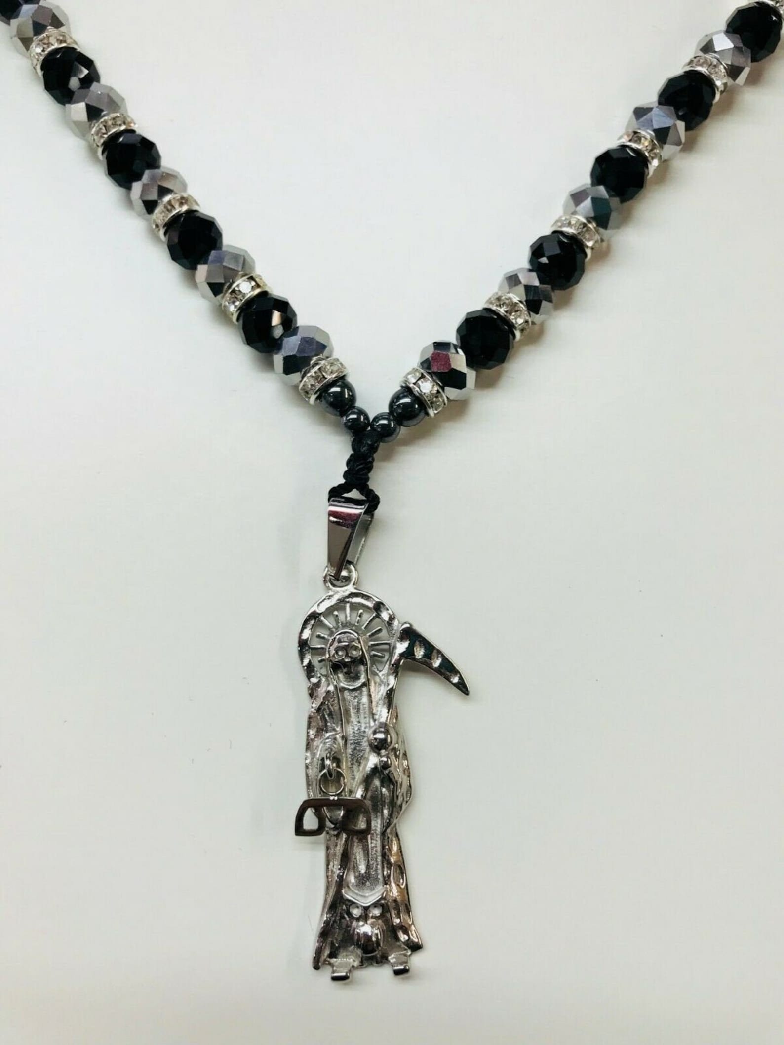 Collar Santa Muerte Acero Inoxidable Plateada Bolas De Cristal Negro Y