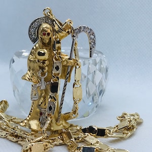 Colgante 3D Santa Muerte chapado en oro de 5 capas y cadena de 4 mm