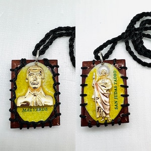 Escapulario 2 en 1 Jesus Malverde/San Judas Tadeo en medalla de oro laminado resinado en madera