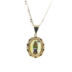 Santa Muerte 7 potencias y Cadena Figaro oro laminado