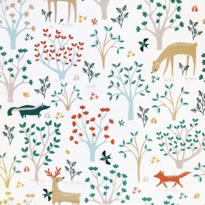 Peut inclure: Un fond blanc avec un motif répétitif d'arbres stylisés, de cerfs, d'oiseaux et d'autres créatures de la forêt. Les arbres sont verts et bleus, et les cerfs sont bruns. Les oiseaux sont bleus et verts. Le fond est blanc.