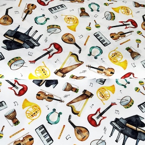 Può includere: Uno sfondo bianco con un motivo ripetitivo di strumenti musicali, tra cui un pianoforte, un'arpa, una chitarra, un violino, una tromba, un ukulele e un tamburo. Gli strumenti sono disegnati in stile acquerello e sono circondati da note musicali.