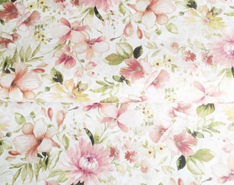 Pode incluir: Um tecido branco com um padrão floral rosa. As flores são de vários tons de rosa e estão dispostas em um padrão aleatório. O tecido tem uma textura macia.