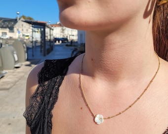 Mother-of-pearl flower necklace