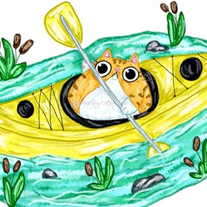 Puede incluir: Un gato jengibre con ojos grandes se sienta en un kayak amarillo remando con un remo de madera. El kayak flota en un r&iacute;o turquesa con juncos verdes y rocas marrones.