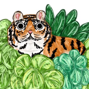Puede incluir: Un tigre de dibujos animados con rayas naranjas y negras se esconde en una cama de hojas verdes. El tigre tiene ojos grandes y redondos y un hocico blanco.