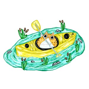 Puede incluir: Un kayak amarillo con un gato jengibre remando en &eacute;l. El kayak est&aacute; en un r&iacute;o turquesa con juncos verdes y rocas.